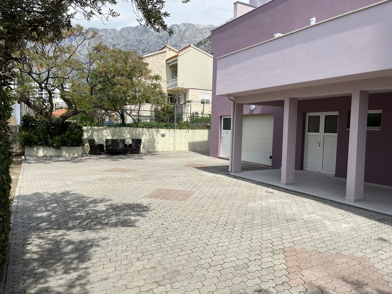 6 parkolóhely és egy garázs.