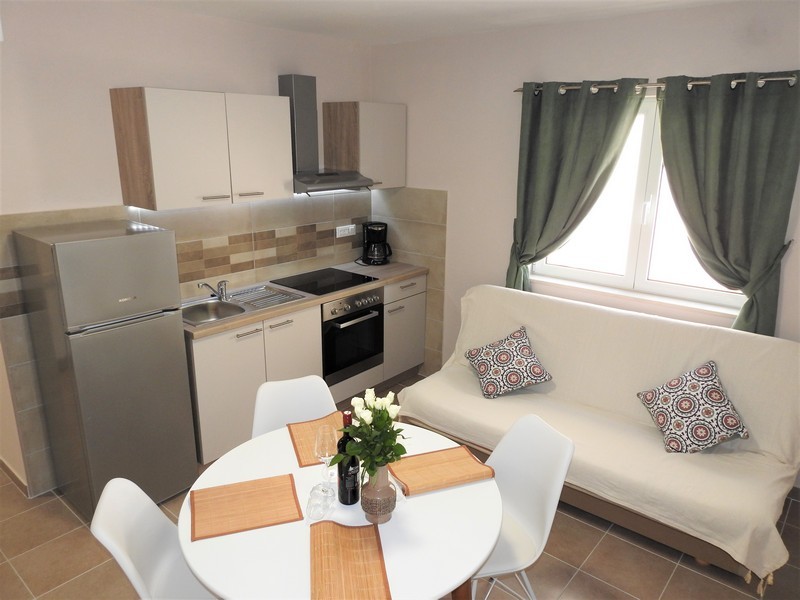 Konyha és étkező egy kis kanapéval.