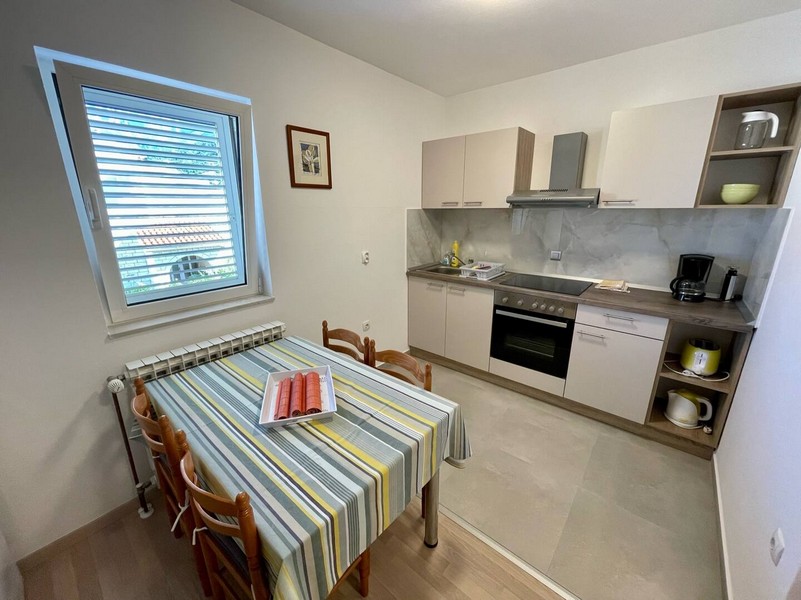 Étkezőasztal és konyha.