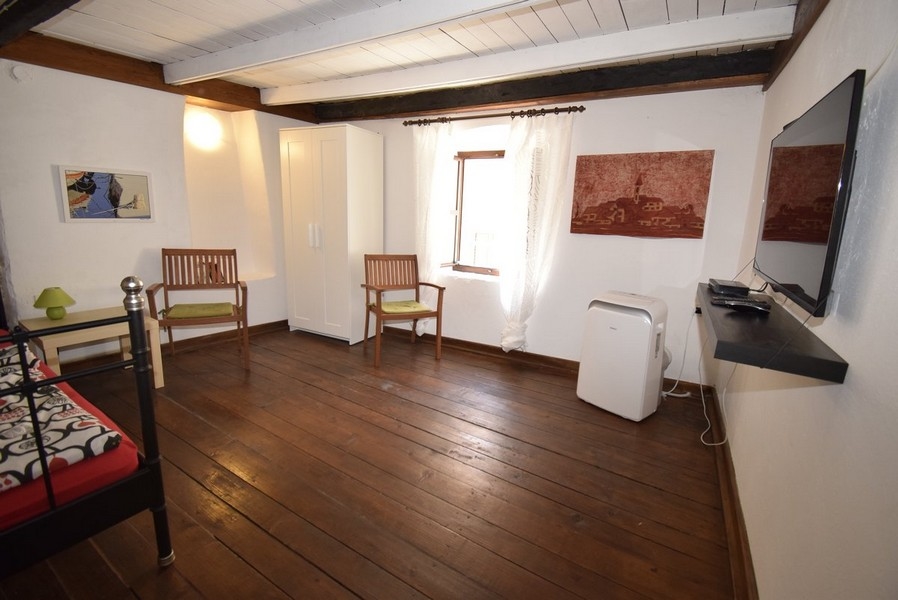 Lakóterület a H2738-as kőházban, eladásra kínálva Horvátországban.