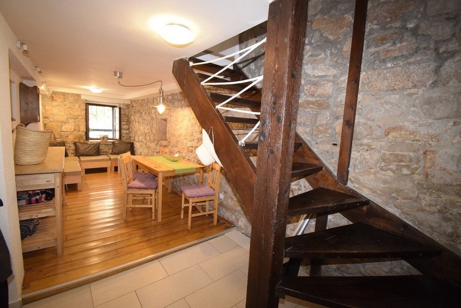 Lépcsőház és konyha.