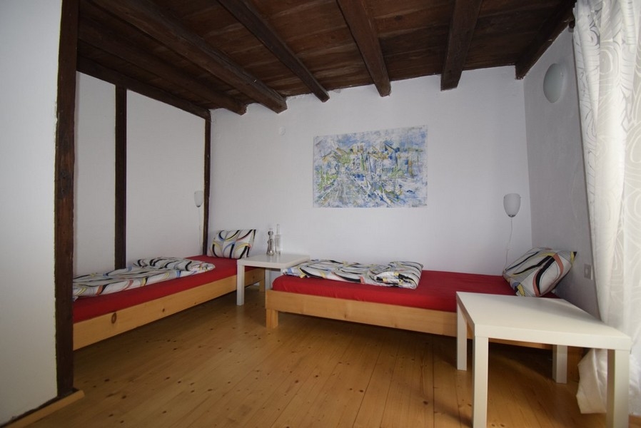 Hálószoba két egyszemélyes ággyal (fa).