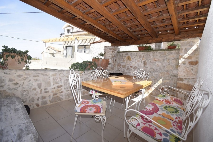 Mediterrán terasz a kőházban.