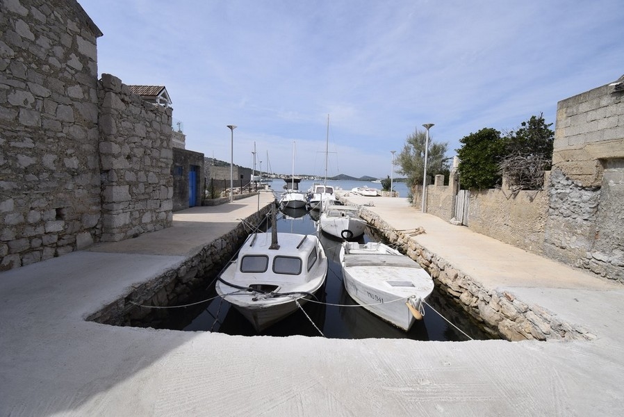 A házban van egy kis csónak külmotorral.