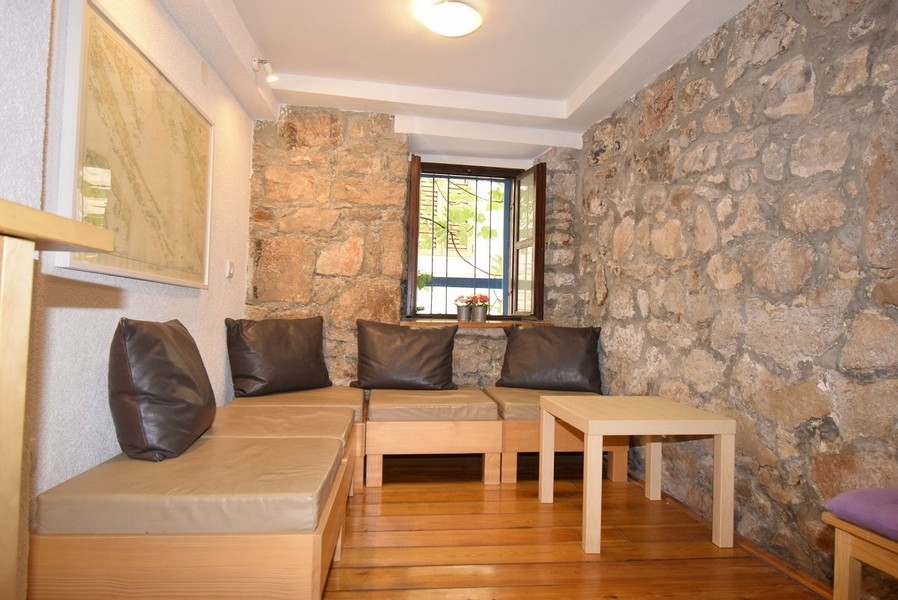 Ülősarok egy rusztikus kőházban.