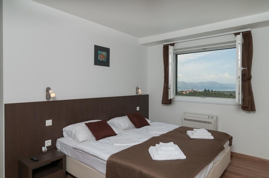 Hálószoba kijárattal a teraszra