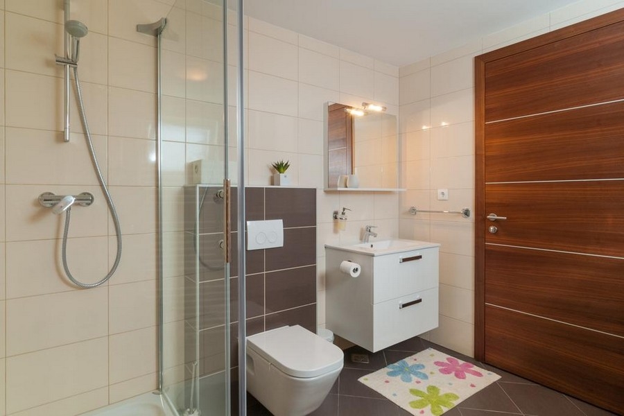 Modern fürdőszoba zuhanyzóval