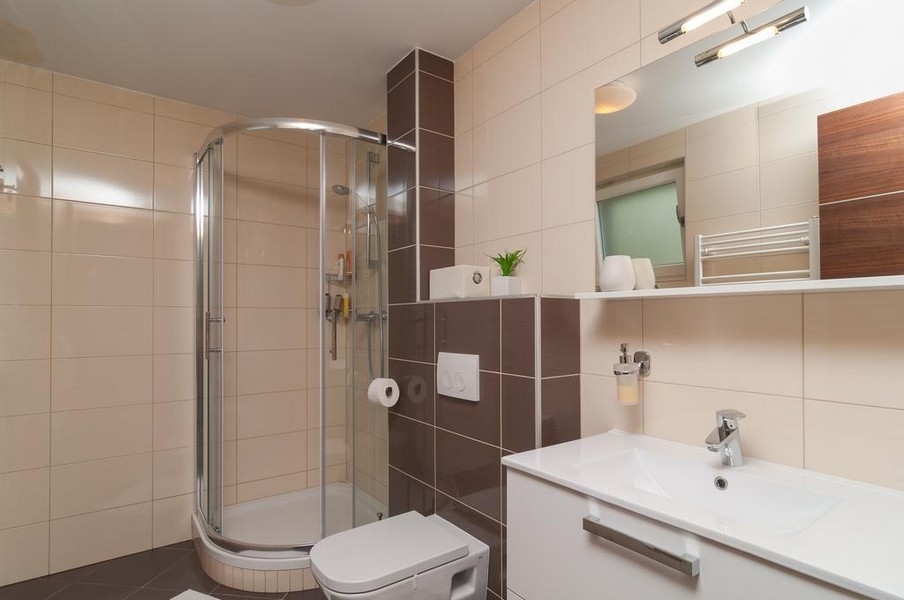 Fürdőszoba zuhanyzóval