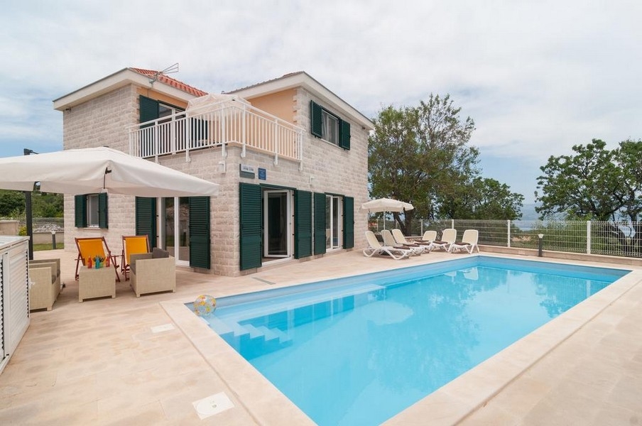 Villa mediterrán hangulattal és nagy terasszal