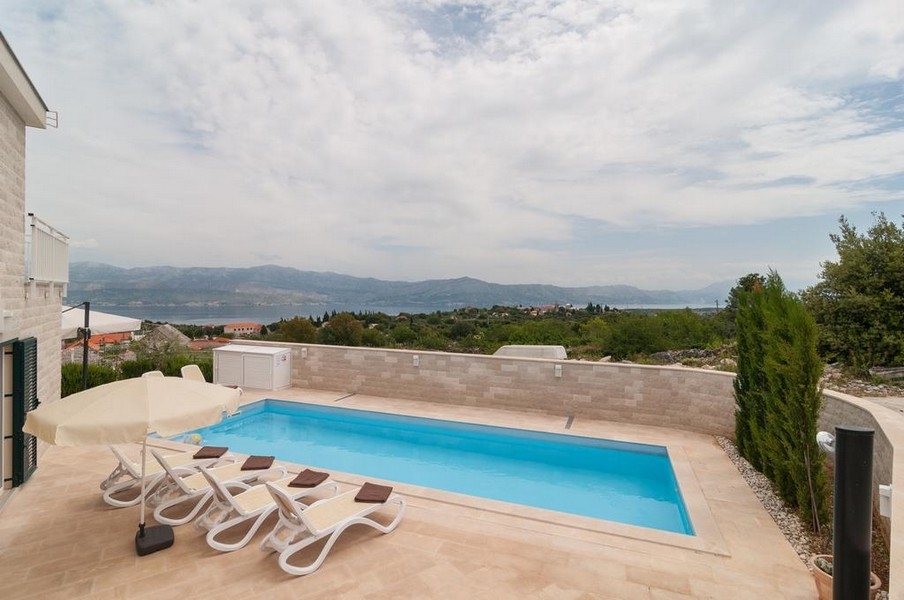 Tágas villa medencére és tengerre néző kilátással Brac szigetén