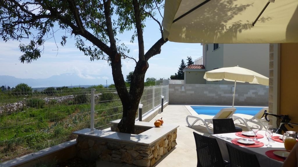 Modern felszerelt konyha és komplett gépesített