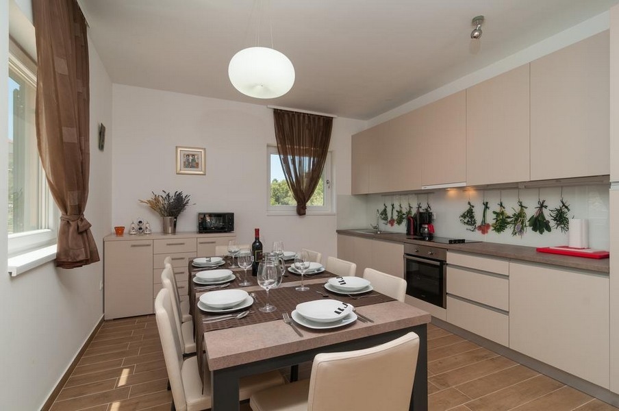 Világos étkező, kijárattal a teraszra