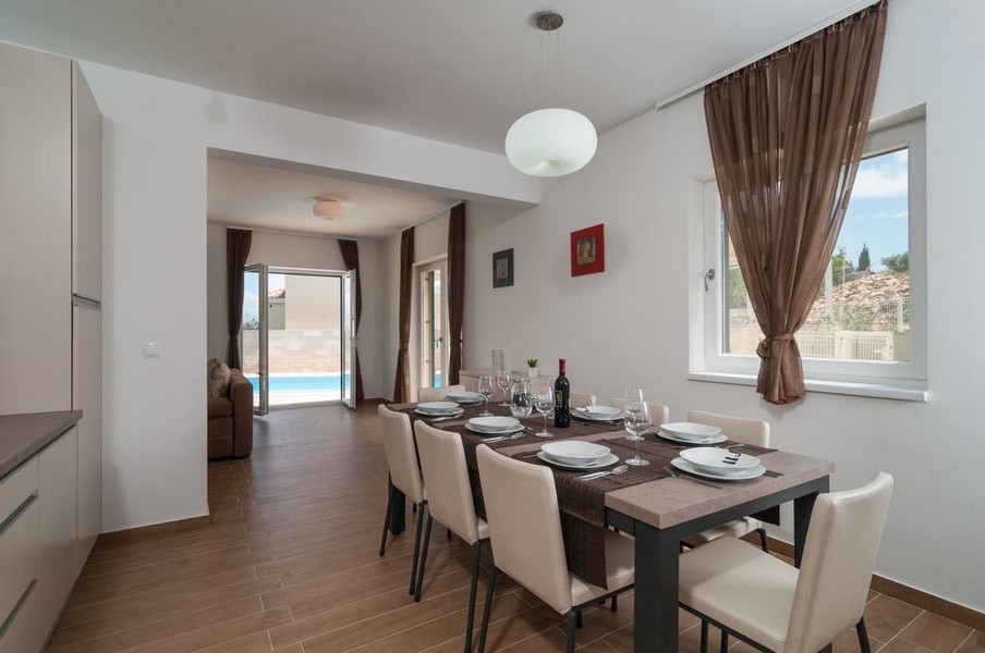 Nyitott konyha étkezővel és nappalival