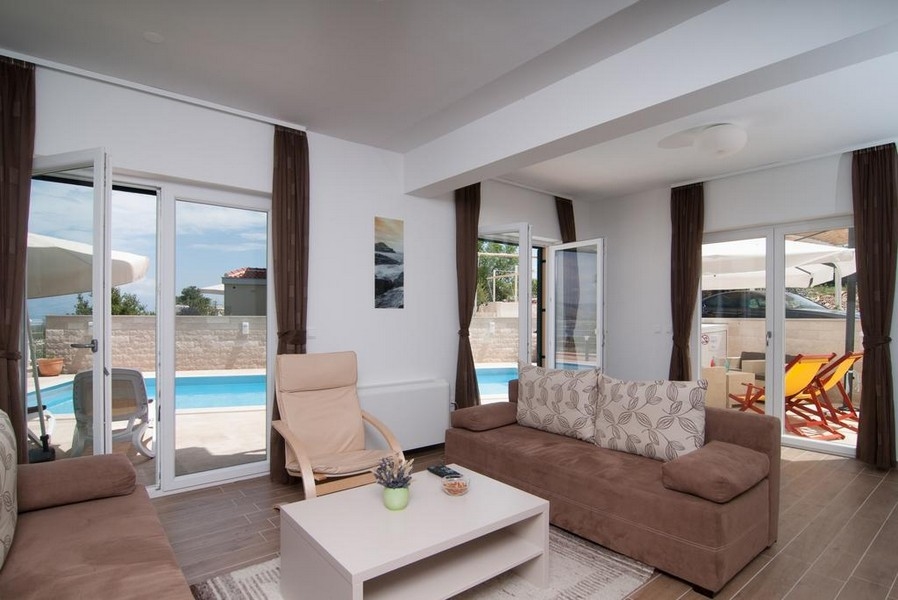 Világos és nyitott szobák nagy ablakokkal