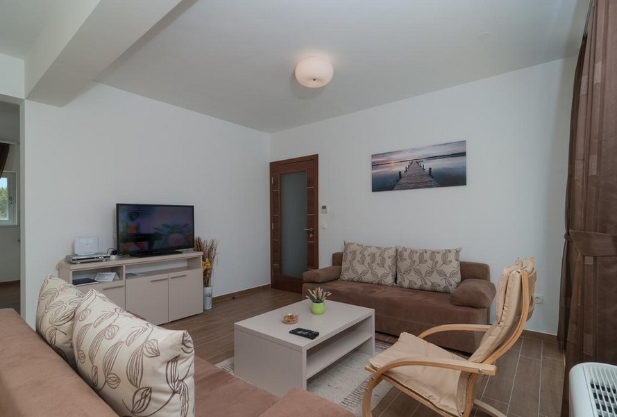 Hálószoba nagy ablakkal és kilátással a tengerre