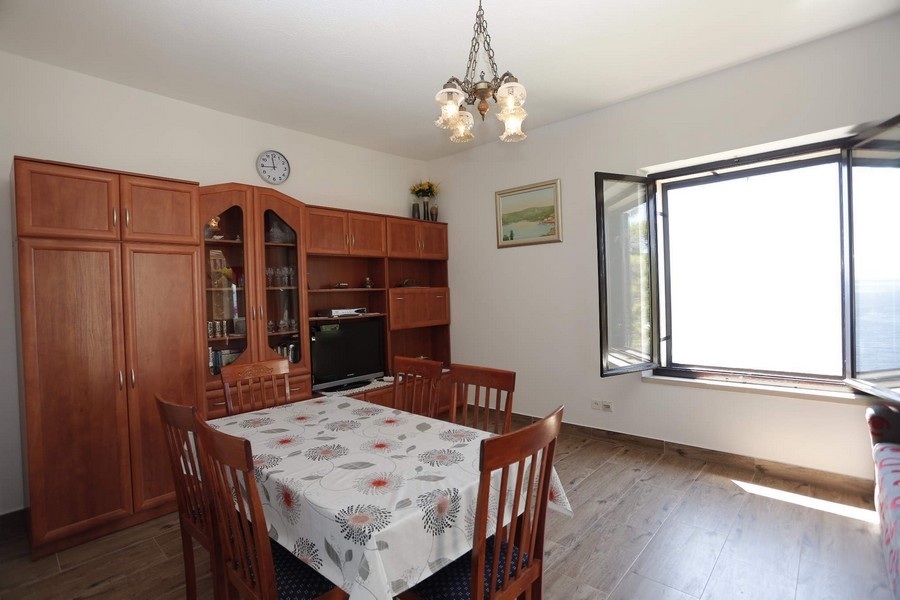 Világos nappali nagy ablakokkal