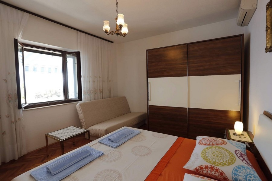 Hálószoba ablakkal és bútorokkal