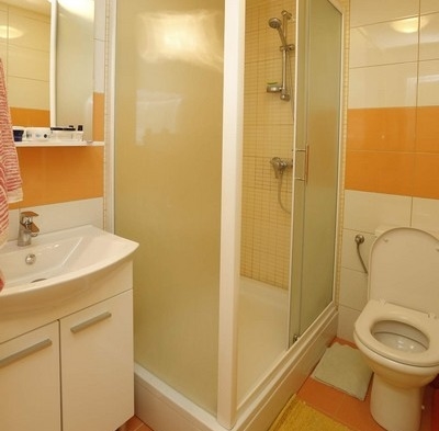 Fürdőszoba zuhanyzóval