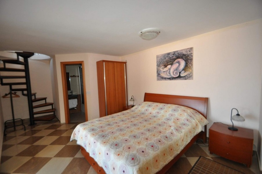 Lépcső vezet a felső szintre.