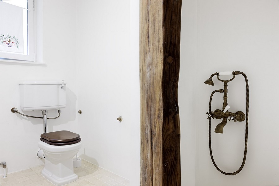 Világos fürdőszoba zuhanyzóval