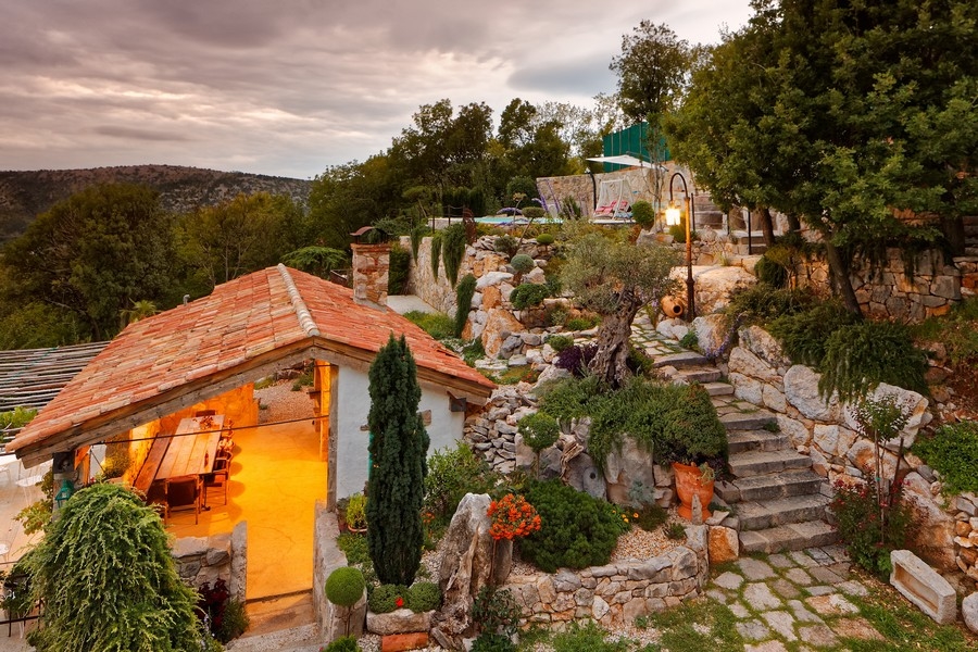 Körülbelül 4300 m²-es telekterülettel és tengerre néző ingatlannal