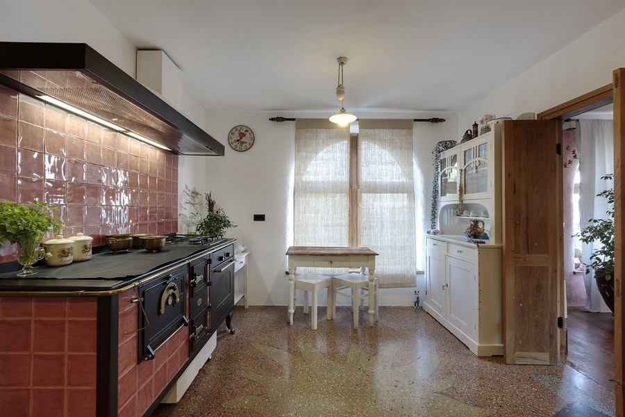 Nagy konyha étkezővel és ablakkal