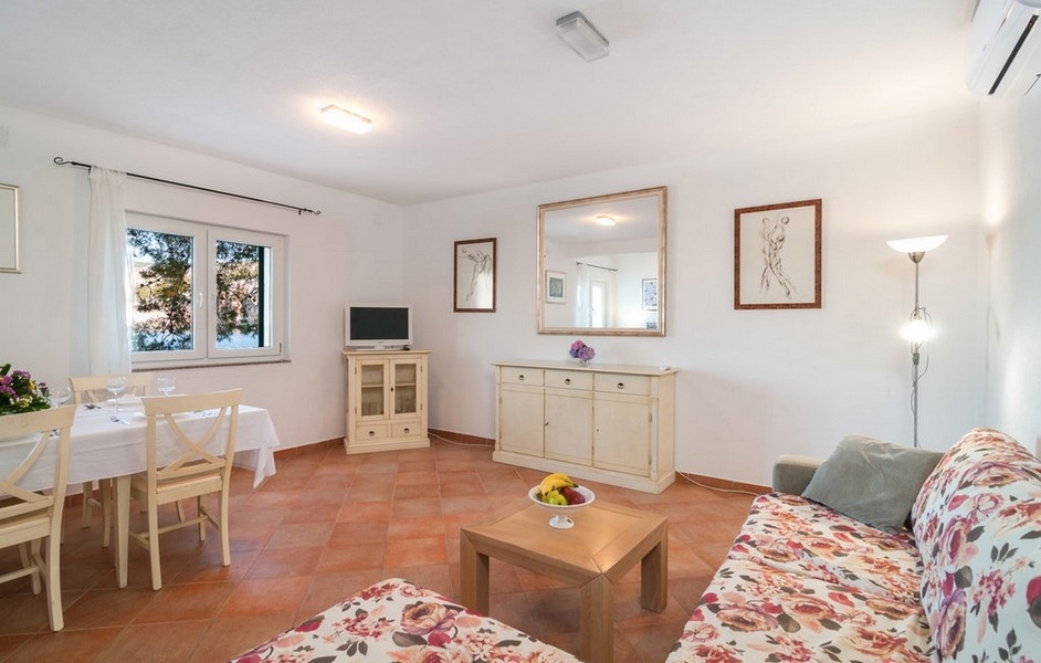 Nagy és világos szobák ablakokkal és teraszkapcsolattal