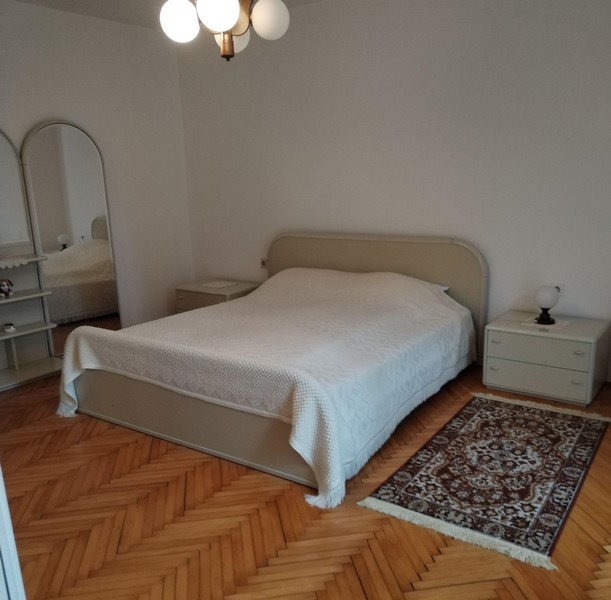 Tágas hálószoba franciaággyal