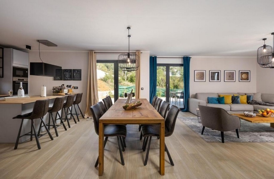 Nagy konyha-nappali, kijárattal a teraszra