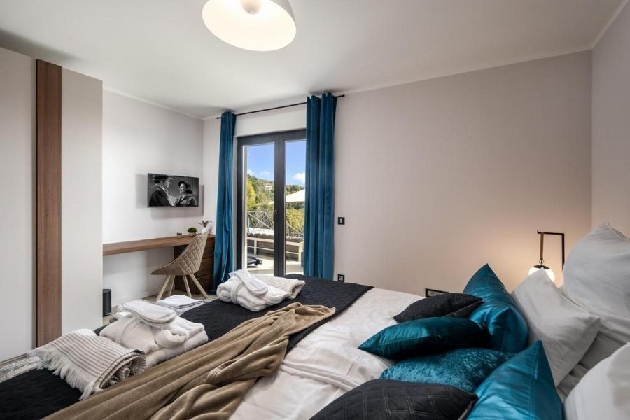 Hálószoba kijárattal a tengerre néző teraszra