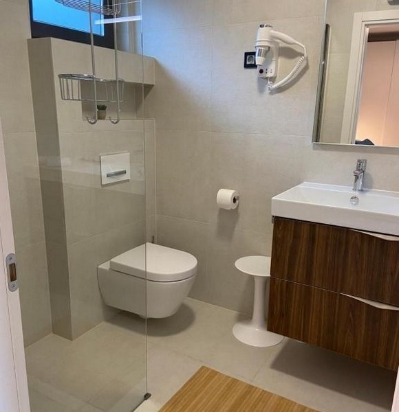 Modern fürdőszoba ablakkal