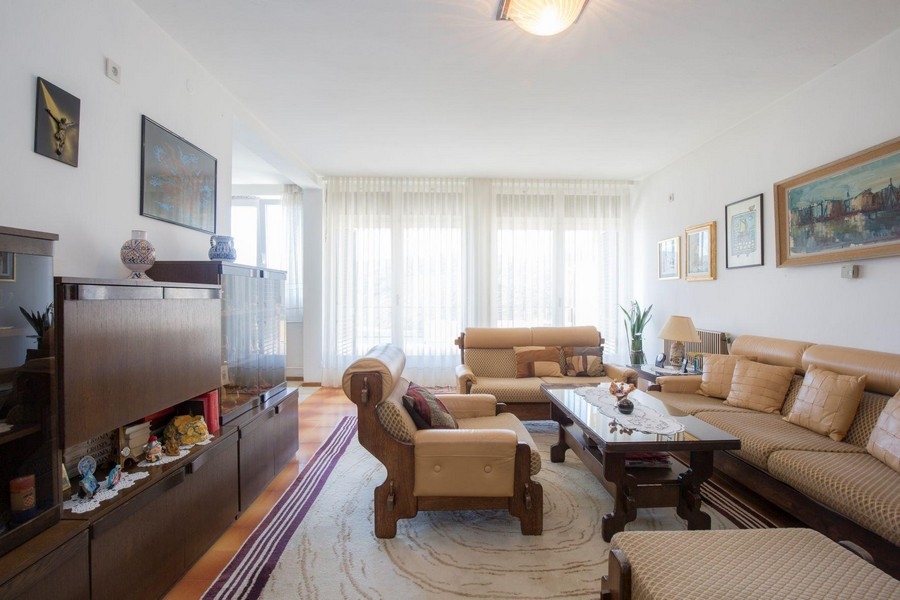 Világos nappali terasszal