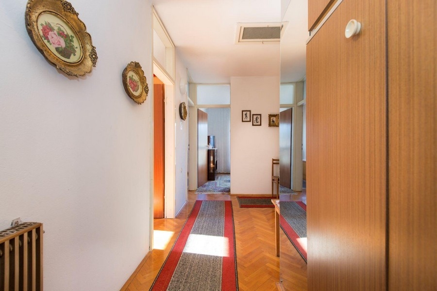 Jól karbantartott szobák és bútorok