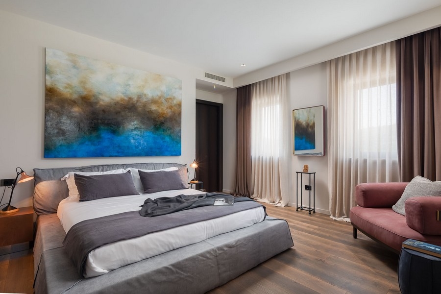 Hálószoba műalkotásokkal és ülősarokkal