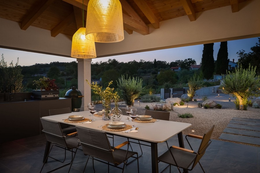 Fedett terasz étkezőasztallal és hangulatvilágítással