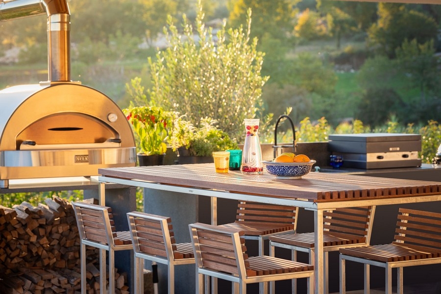 Szabadtéri konyha pizzasütővel és ülőgarnitúrával