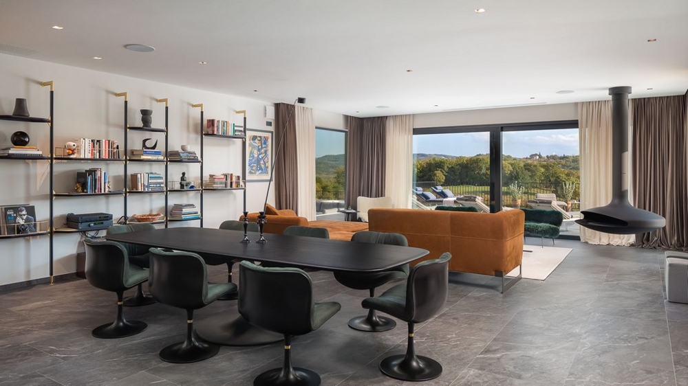 Nappali és étkező nagy ablak előtt