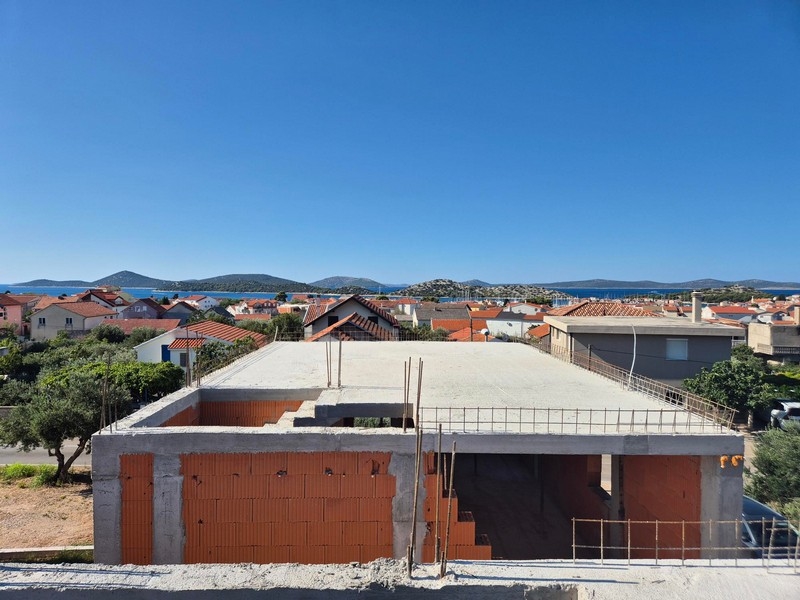 A H2799 ingatlan héja és kilátással a tengerre.