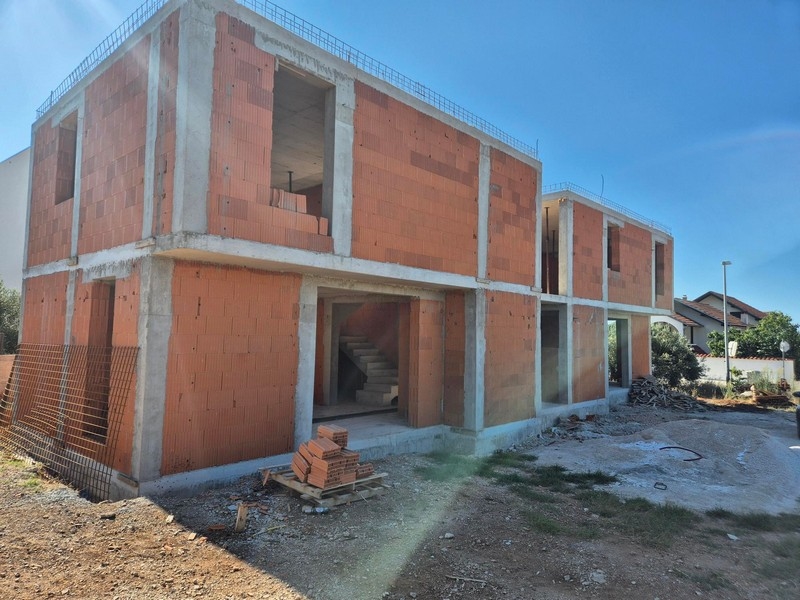 Az épület oldalnézete a héjában.