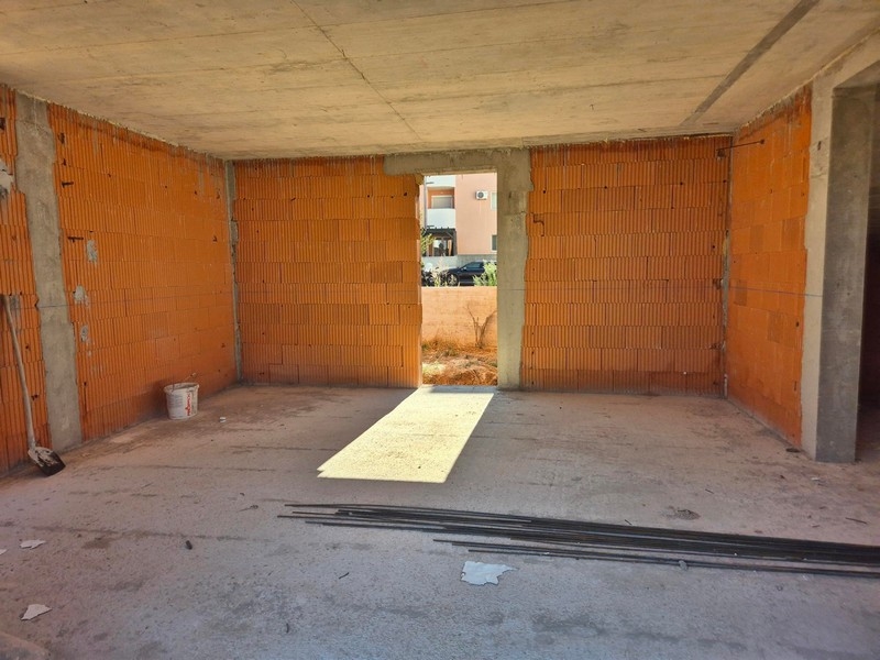 H2799 kagyló nappali és bejárati ajtaja.