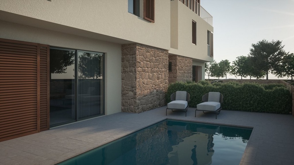 Az új épület úszómedencéje és terasza kívül.