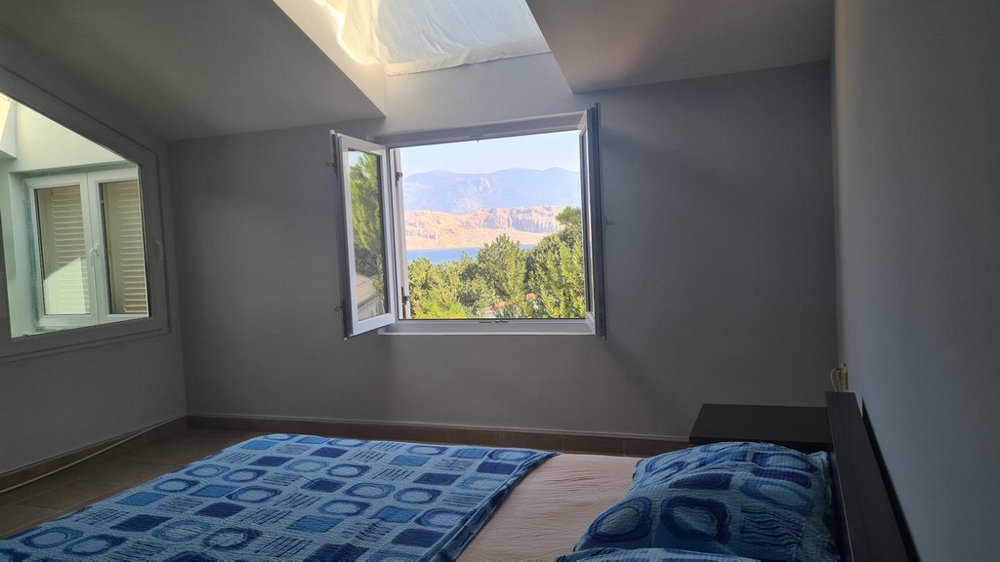 Tengerre néző hálószoba