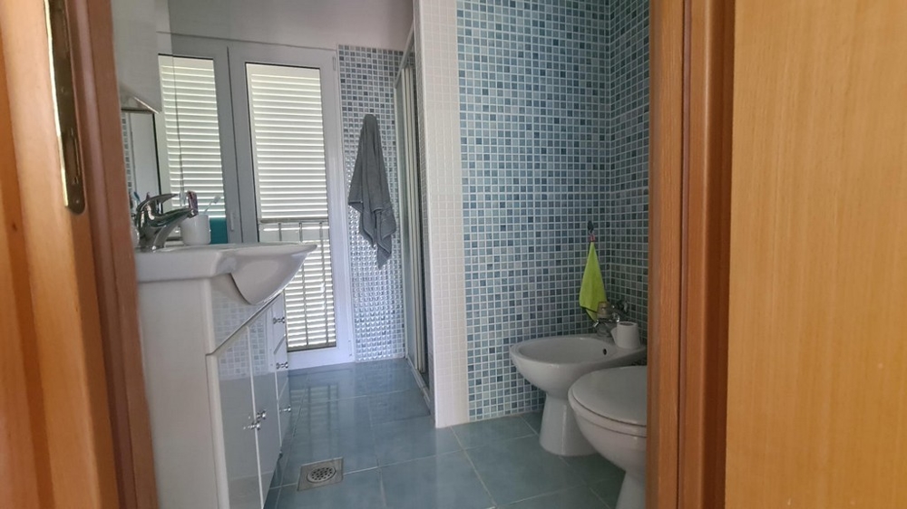 Fürdőszoba zuhanyzóval