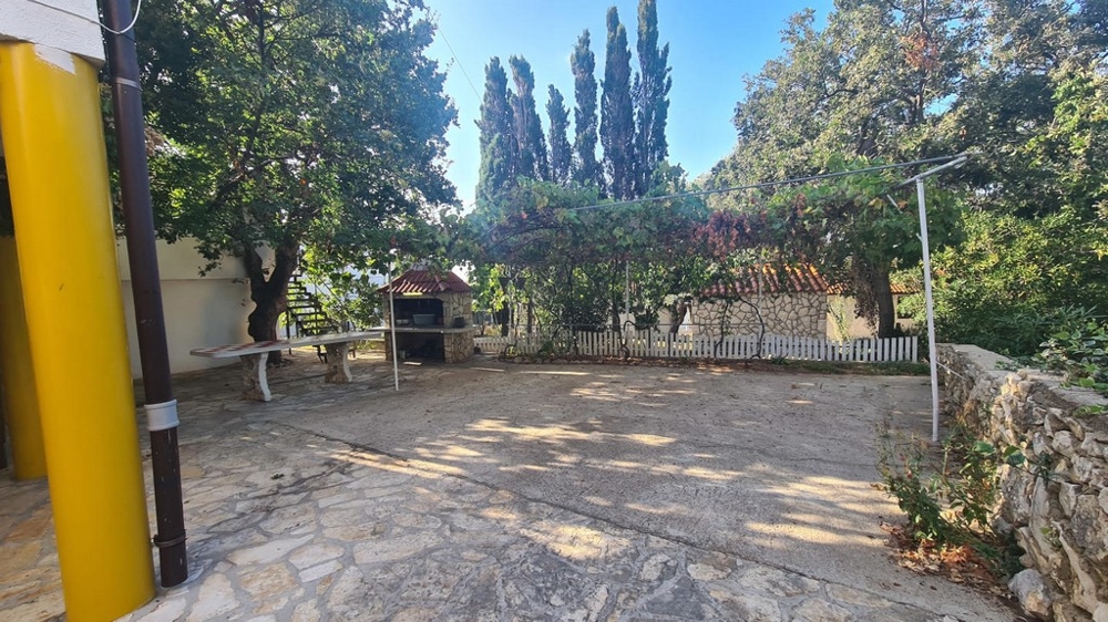 Nagy kert grillezővel és összesen 8 parkolóhellyel