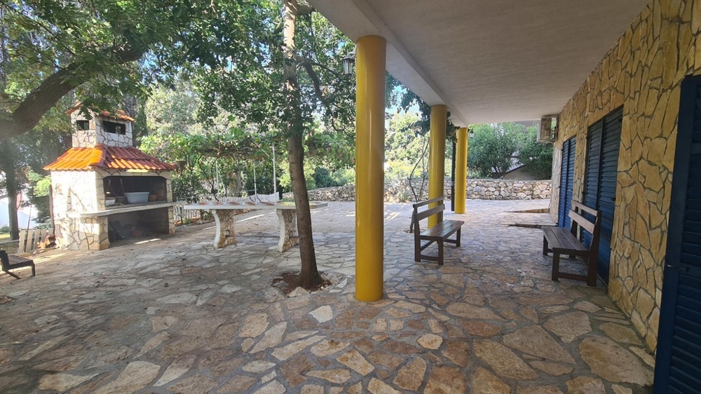 Nagy grillsütő az árnyas kertben