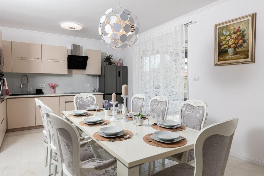 Világos konyha étkezővel és nyitott nappali