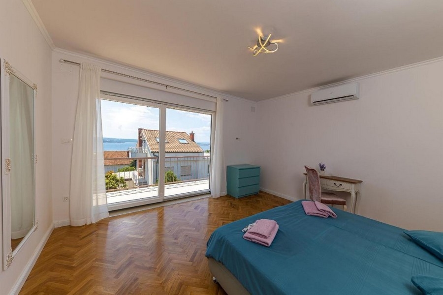 Nagy hálószoba tengerre néző kilátással és erkéllyel