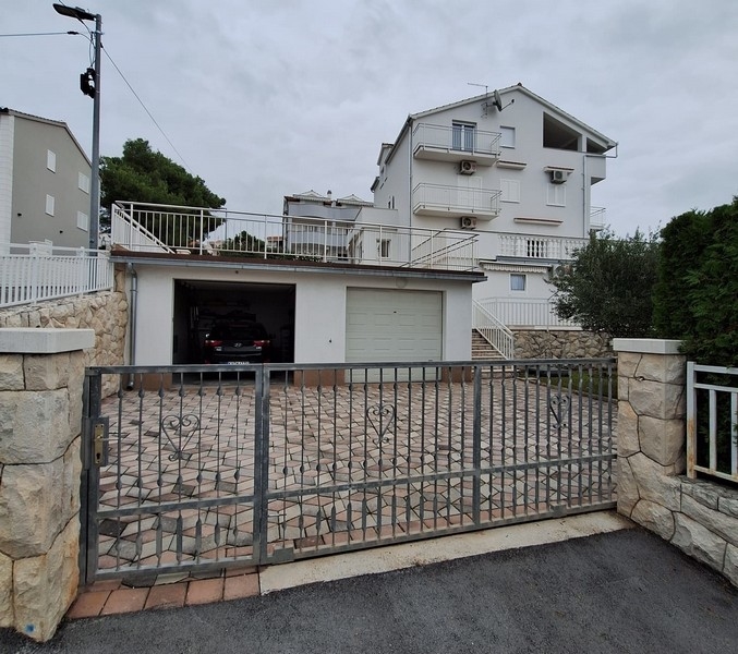 Ház dupla garázzsal és bekerített udvarral