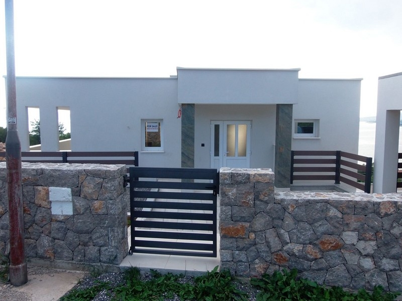 Bekerített udvar kocsibeállóval