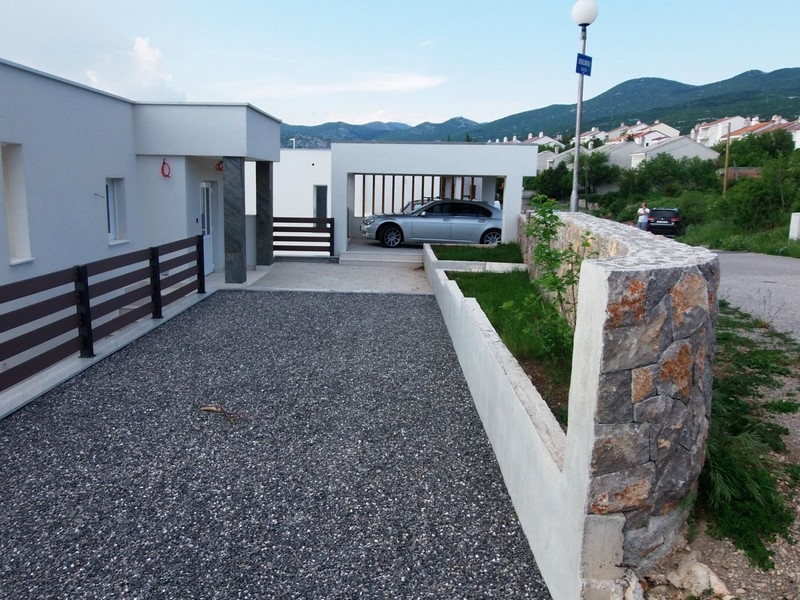 Az ingatlan kerttel és 3 parkolóhellyel a ház előtt